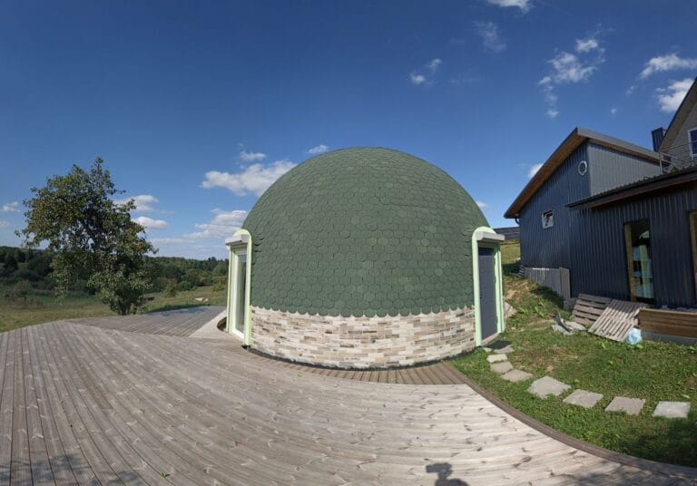 jaukus gyvenamasis kupolas vakare